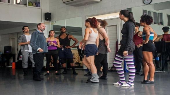 El coreógrafo comparte con los bailarines. Foto: Lester Vila. CubaSí