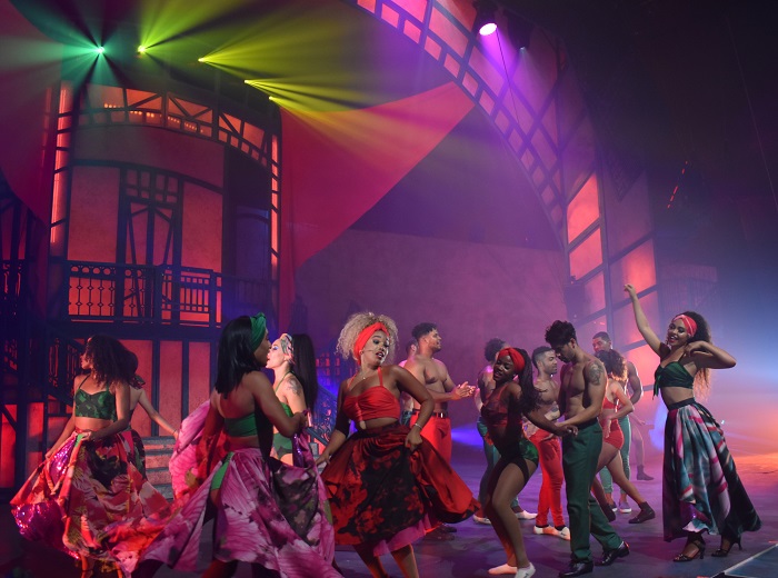 Bailarines en escena de Hotel Habana