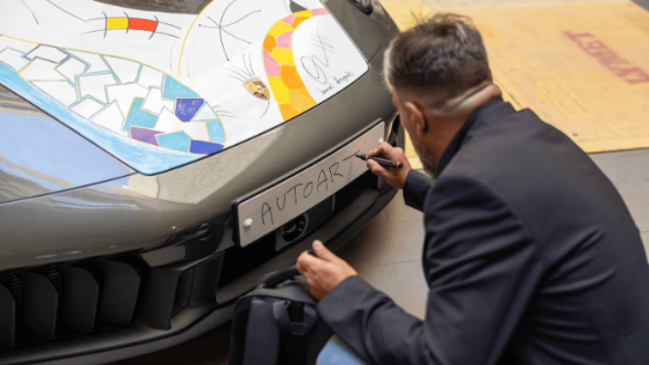 Artista interviene un vehículo convertido en lienzo durante Autoart World Barcelona