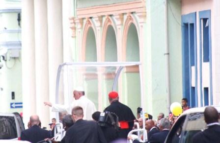 Francisco admira templo de los jesuitas en Cuba 
