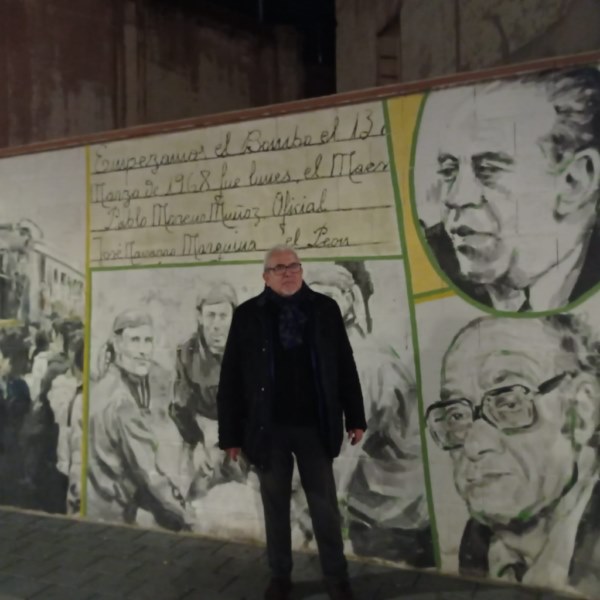 Antonio Lázaro ante el mural de tomelloseros ilustres 
