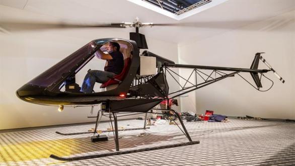 Basualdo se sube al helicóptero. El artista contemporáneo, ayer, en el montaje de Freelancer, otra de sus inquietantes instalaciones que se verán en el Espacio Chandon de arteBA. La hélice de su nave está permanentemente girando Basualdo se sube al helicóptero. El artista contemporáneo, ayer, en el montaje de Freelancer, otra de sus inquietantes instalaciones que se verán en el Espacio Chandon de arteBA. La hélice de su nave está permanentemente girando. 