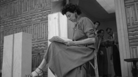 Peggy Guggenheim sui gradini del padiglione greco alla XXIV Biennale d’Arte di Venezia, dove espone la sua collezione; 1948. Peggy Guggenheim on the steps of the Greek Pavillion, where she exhibited her collection, 24th Venice Biennale, 1948.  © Fondazione Solomon R. Guggenheim, foto Archivio CameraphotoEpoche, donazione Cassa di Risparmio di Venezia, 2005.