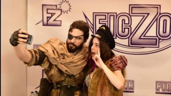 personas disfrazadas se toman una foto. Tomada de www.ficzone.com