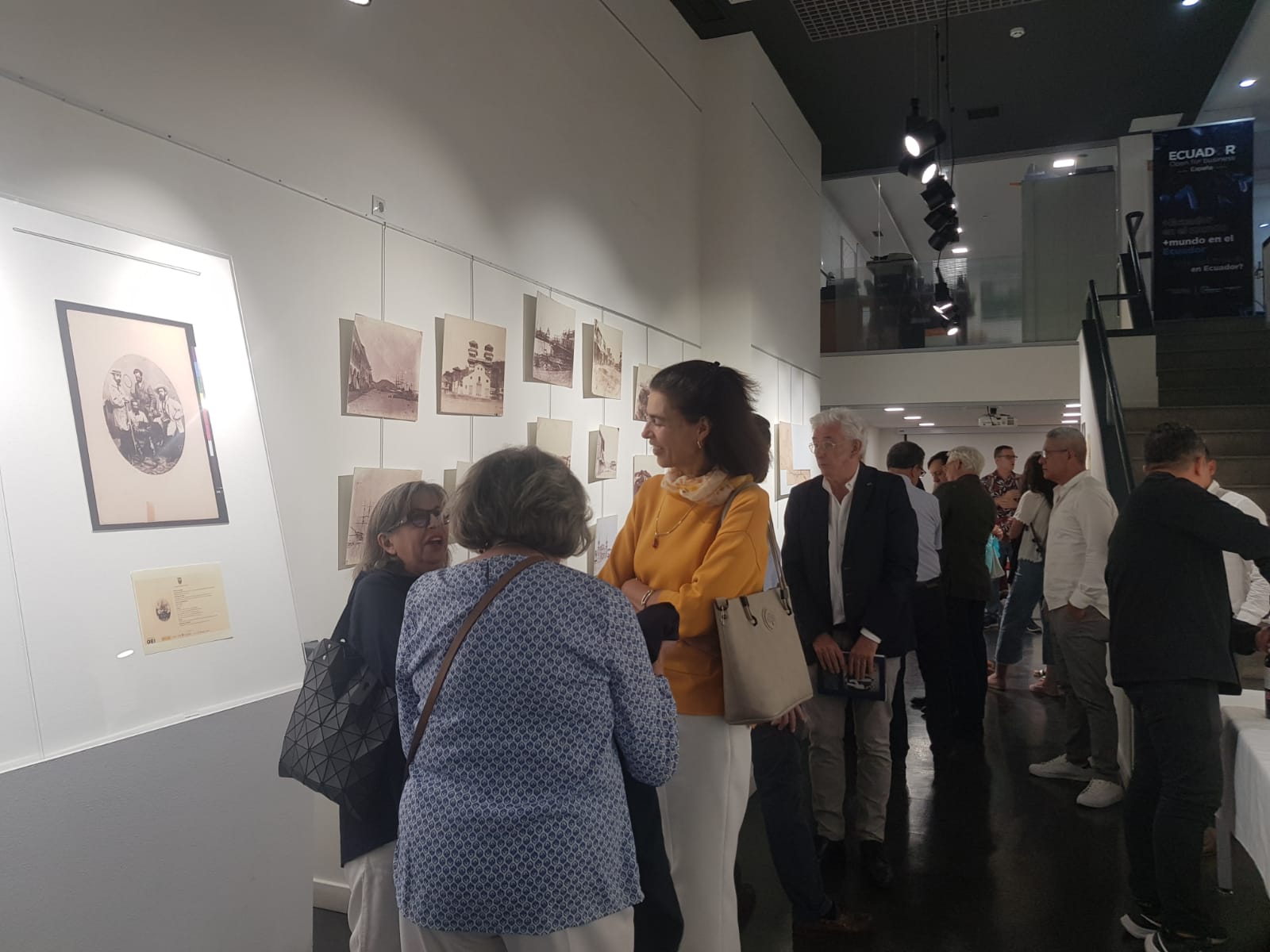 Al intervenir ante los presentes Vallejo Arcos expresó la gran satisfacción de estar allí en compañía de los invitados y del distinguido conferencista quien funge como director del Museo de Ciencias Naturales y aseguró: “La embajada con motivo de la conmemoración de los 203 años de la independencia de Guayaquil inaugura esta exposición donde convergen los tres primeros mapas de la nación ecuatoriana con una selección de las primeras fotografías capturadas en el Ecuador por el fotógrafo Rafael Castro y Ordóñez miembro de la Comisión Científica del Pacífico.” Más adelante el diplomático reveló que uno de los objetivos de la exhibición es mostrar como “Ecuador es de hace desde hace más de 200 años un destino de interés científico.”