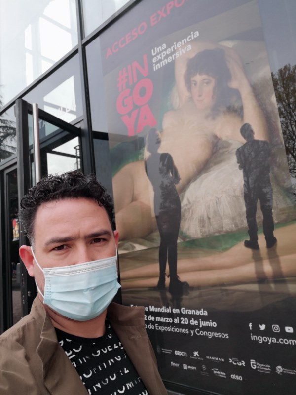 Reportero de Arte por Excelencias a la entrada de la muestra inmersiva #INGOYA en Granada