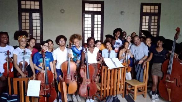 músicos estadounidenses Iymaani Abdul-Hamid y Chris Wright en su intercambio con los jóvenes integrantes de la orquesta de cámara Cuerdas profundas