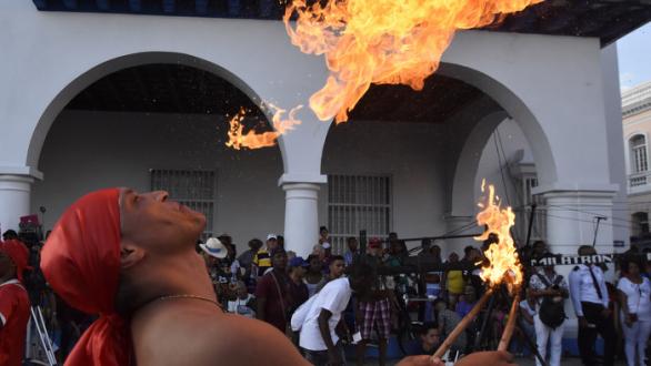 lanza fuegos en el desfile de la serpiente