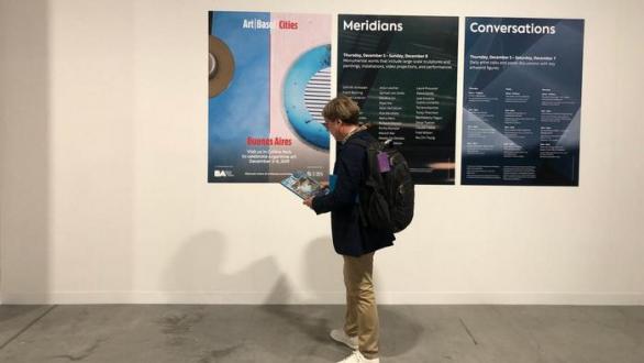 Toni leyendo arte por Excelencias en art basel 2019