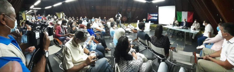 personas en la presentación del libro Juntos una historia universal 