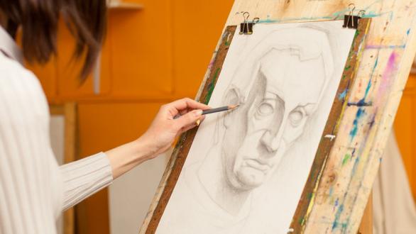 persona dibujando en un caballet. imagen tomada de metodogiotto.com