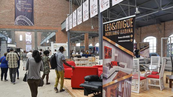 Vista de la Feria Nacional de Artesanía. Stand de Leo y Migue 