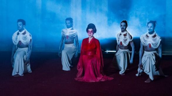 Yoko y bailarinas en el set de filmación del video clip Oborozuki o Luna en la bruma