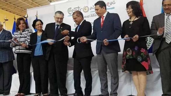 personas en inauguración 