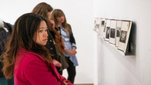 Público en el stand de la Patrick Heide Gallery | © Leandro Betancor, cortesía Drawing Room