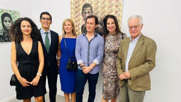 Felipe Jácome, en el centro, acompañado de Andrés Vallejo, Embajador de la República del Ecuador en España (derecha) y miembros de la Art Run Agency (izquierda).