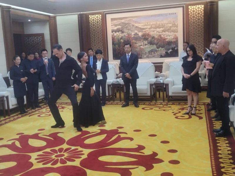 Ricardo Quintana y Nayara Calderon, en la Balada, de Francis Nunez, que bailaron en la sala Sun Yat-Sen, del Teatro Memorial Zhongshan 