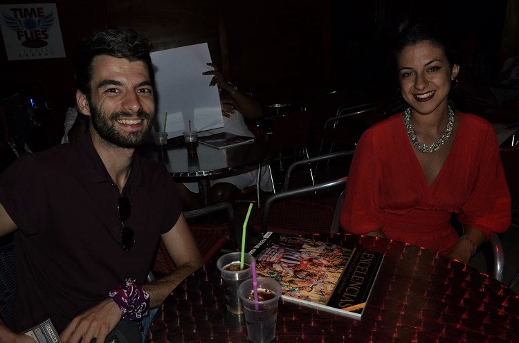 Invitados se interesan por la revista de arte