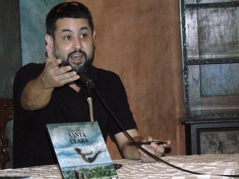 Gabriel Dávalos en presentación del libro Santa Clara Vivir & Bailar