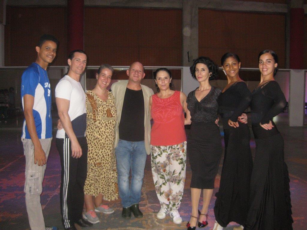 En la foto Eugenia Eiriz, al centro, directora de la Fundacion Gades, Estela Arauzop, directora artística de la Comapñía Gades, Eduardo Veitía director del BEC, Karelia Cadavid, directora del Proyecto A compas flamenco y bailarines y estudiantes.