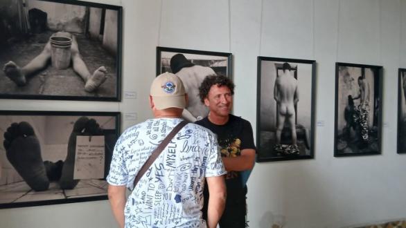 personas en exposición de fotografía en el apartado Babel de las Romerías de Mayo 2024