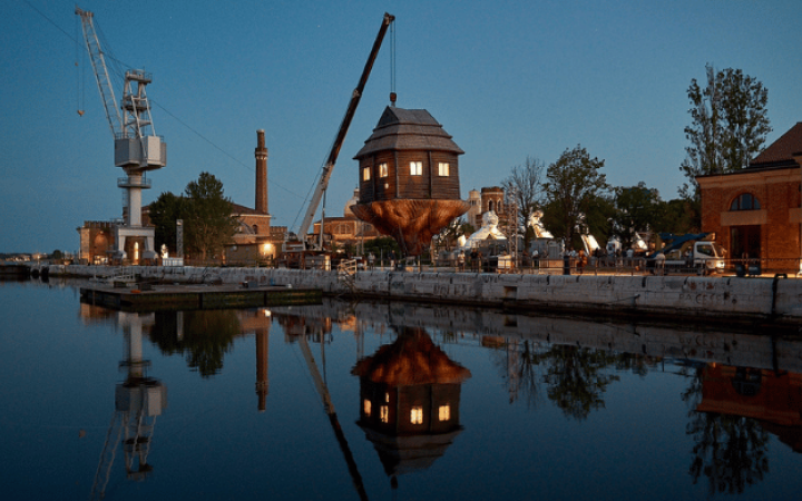 Nabatele, la sinagoga flotante de Anna Kamyshan sobre el agua en la Bienal de Venecia 2026