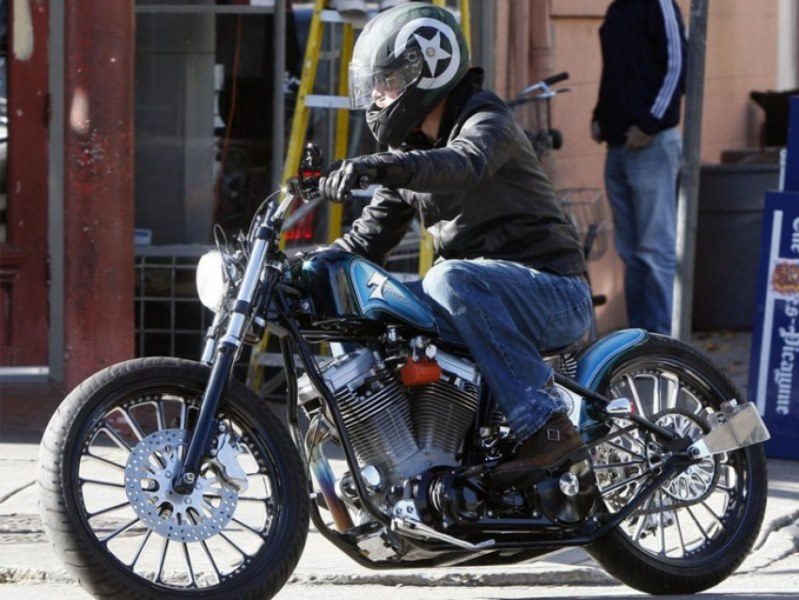 Brad Pitt en moto