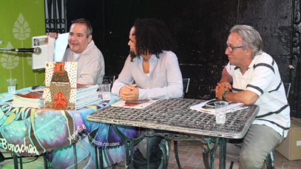 personas en presentación de revista 