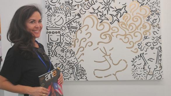 galerista con revista 