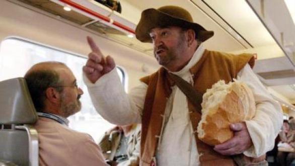 Un actor interpreta a Sancho Panza en una obra teatral en el tren (Pedro Armestre - Getty)