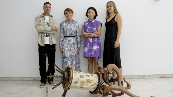 De izquierda a derecha: Lovro Japundžić, Patrizia Sandretto Re Rebaudengo, Mijoo Park y Una Mathiesen Gjerde   en la Sala Anselma del Ateneo de Madrid junto a la obra de Mónica Mays. Foto: Benedetta Mascalchi