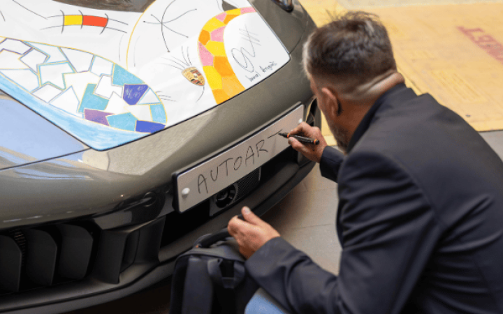 Artista interviene un vehículo convertido en lienzo durante Autoart World Barcelona