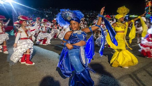 Joven bailarina en carnaval de la habana 
