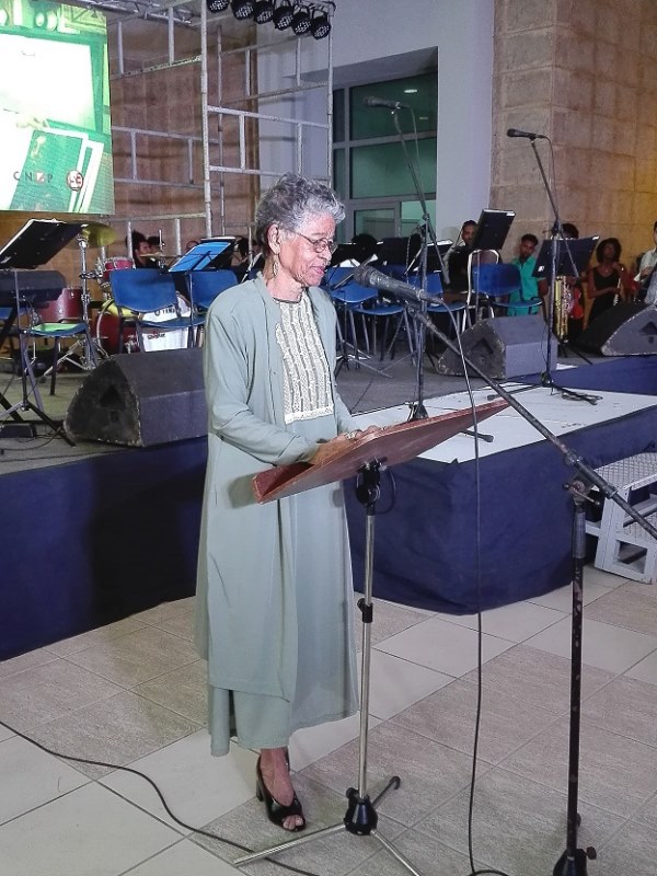 Lesbia Vent Dumois agradece el premio