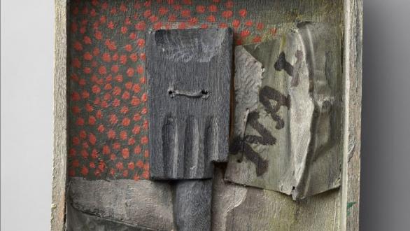 Detalle de "Copa, periódico y dado", 1914 Pablo Picasso