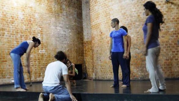 Alumnos de teatro en la Facultad de Arte Teatral