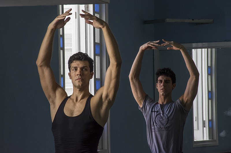 Roberto Bolle durante la clase demostrativa con el Ballet Nacional de Cuba