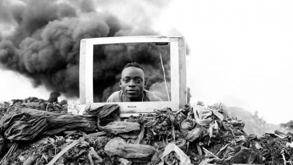 Mário Macilau  Breaking news, 2015  Pigmento inyectado  60 x 90cm