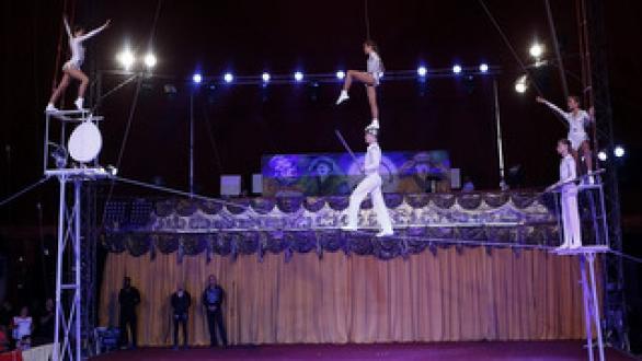 Personas en acto de circo