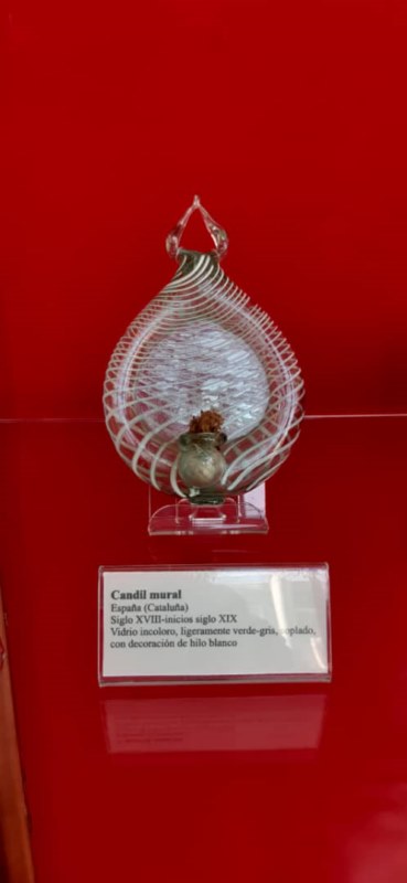 recorrido por la muestra Vidrio español en La Habana. S. XVI-XIX