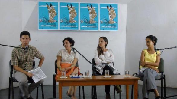 personas en conferencia de prensa