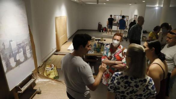 Uno de los creadores explica a los visitantes el proceso de su obra A.J. GONZÁLEZ/ Foto: https://www.diariocordoba.com/