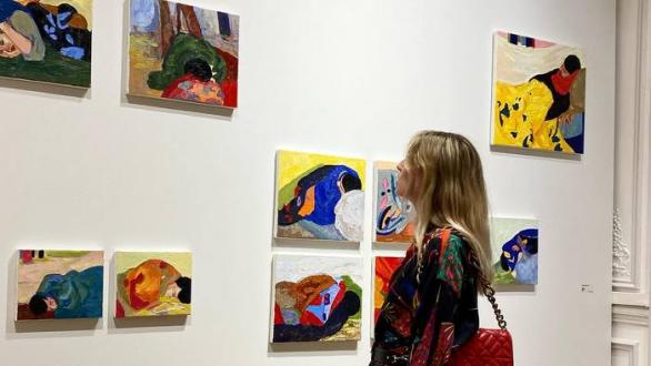 persona observando obras de arte en MENART FAIR 2022