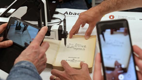 Brazo robótico asiste en la firma de libros 