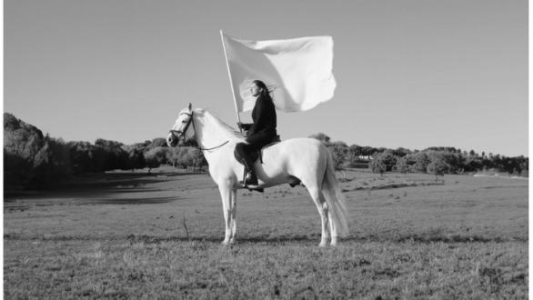  Marina Abramović, The Hero,2001, video