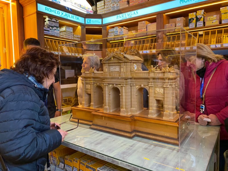 Exhiben en Madrid humidor inspirado en la Puerta de Alcalá
