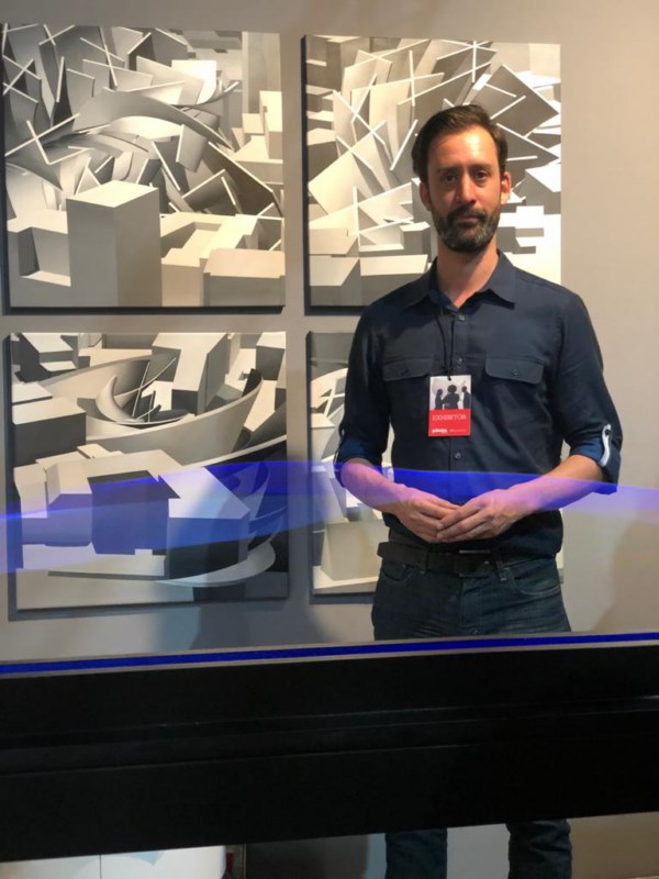 Andrés Moreno Hoffmann con su obra