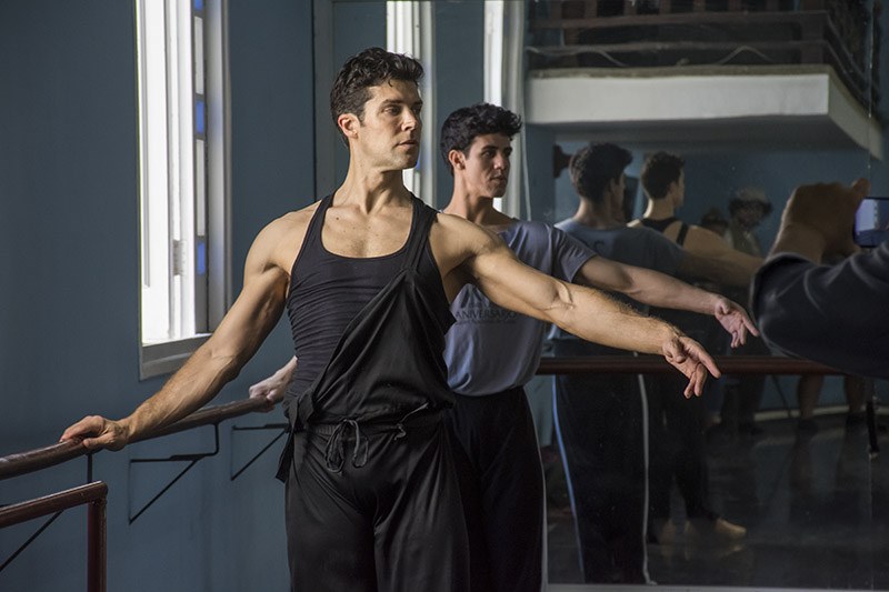 Roberto Bolle durante la clase demostrativa con el Ballet Nacional de Cuba