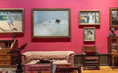 Sala de exposición con pinturas de Joaquín Sorolla y mobiliario histórico