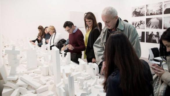 personas ante obras de arte 